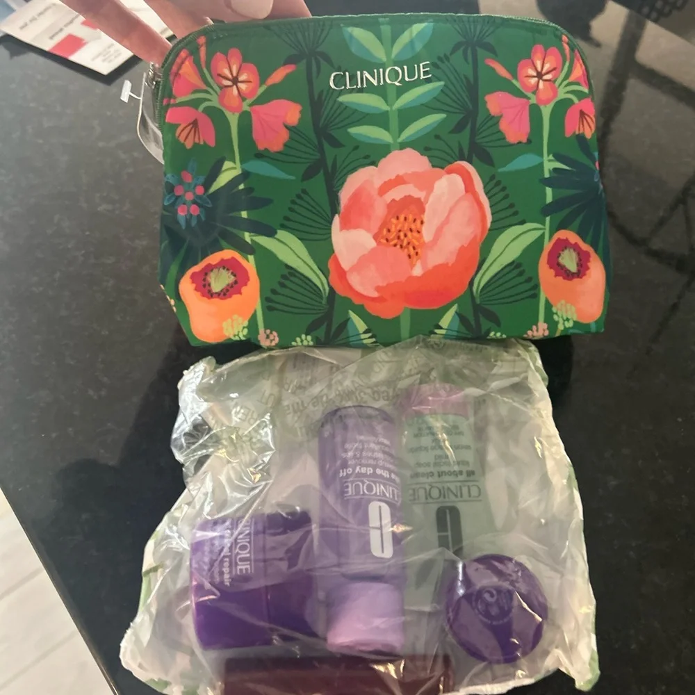 NWT CLINIQUE 6 piece gift set. - Picture 8 of 15